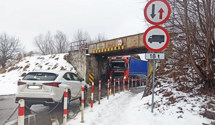 Kieruj Cy Ci Ar Wk Utkn Pod Wiaduktem Kolejowym W Mordarce Tv