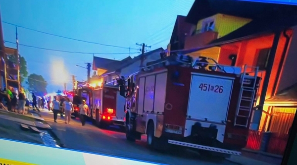 Strażacy z Limanowej pomagają gasić pożar budynków w Nowej Białej