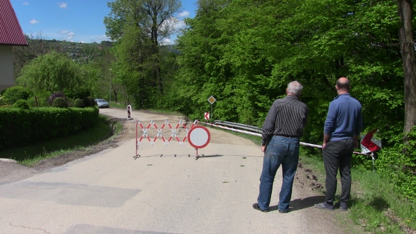 Ulica Paderewskiego zamknięta. O ponad pół metra osunęła się jezdnia