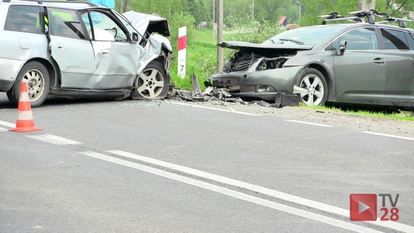 Raba Niżna. Zderzenie dwóch samochodów na "krajówce"