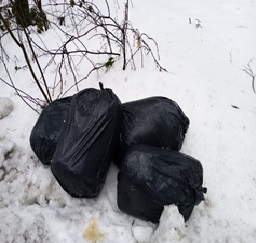 Porzucone worki z odpadami. Urząd Gminy Niedźwiedź poszukuje sprawcy