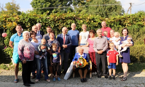 Pani Maria Myszka obchodziła 100. urodziny: Jest mamą 6 dzieci, doczekała się 25 wnuków i…62 prawnuków