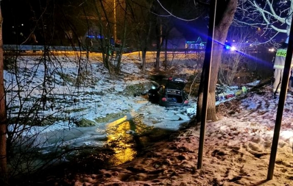 Samochód osobowy wpadł do potoku