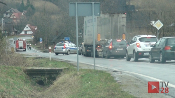 Lubomierz. Plama oleju po kolizji sparaliżowała ruch na drodze wojewódzkiej
