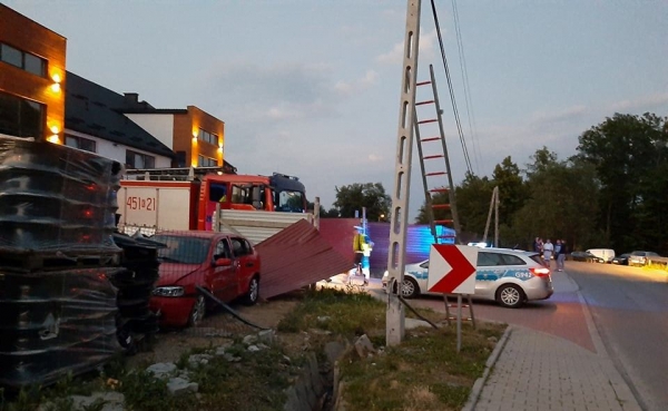 Samochód wypadł z drogi i wjechał w słup energetyczny