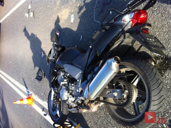 Mszana Dolna/Kasinka Mała. Motocyklista uderzył w tył samochodu, a 39-latka w przepust (FOTO)