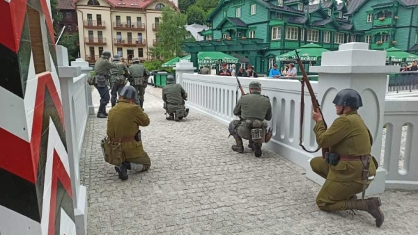 Żywa lekcja historii na krynickim deptaku. Członkowie Stowarzyszenia Rekonstrukcji Historycznych 1. PSP AK brali udział w trzech inscenizacjach