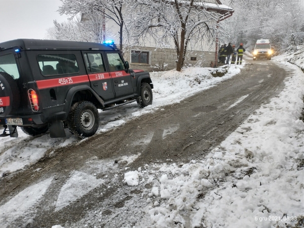 Strażacy pomogli załodze karetki