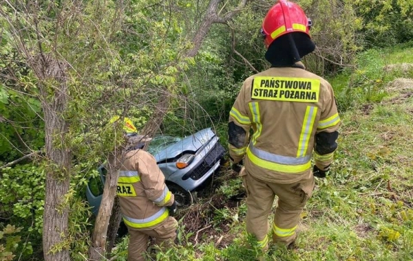 Jechał bez uprawnień. Kierowca Fiata źle ocenił sytuację na drodze i wjechał do rowu