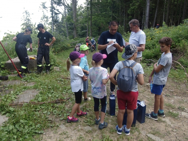 Wędrówka, konkursy i wspólne spędzenie czasu – mieszkańcy gminy Tymbark spotkali się na Łopieniu