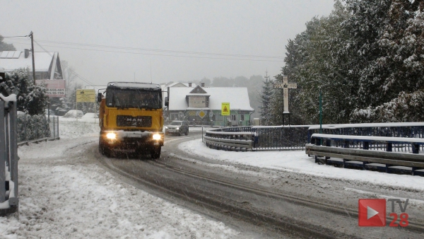 Spadł pierwszy śnieg. Ślisko na drogach