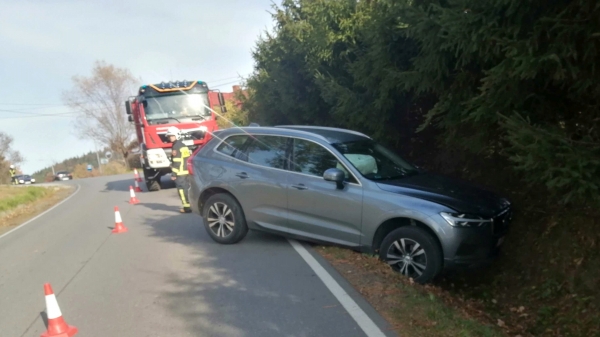 Samochód zjechał do rowu. Kierujący zabrany do szpitala