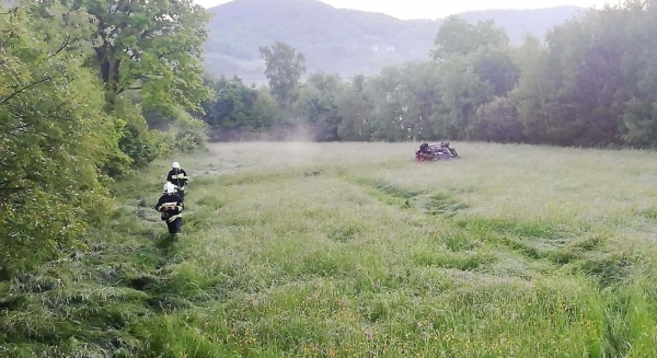 Kierujący miał dużo szczęścia. Samochód dachował na łące