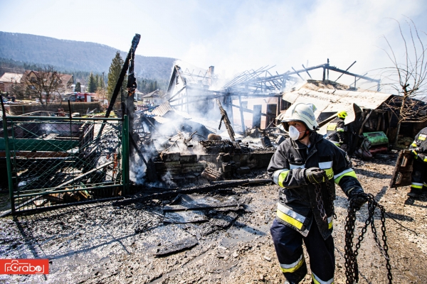 Paweł Sejmej z PPSP w Limanowej. – Pożar rozprzestrzenił się z zabudowań gospodarczych, gdzie znajdowały się zwierzęta. Nie udało się ich uratować