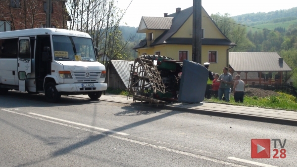 Mszana Dolna. Zderzenie busa z ciągnikiem