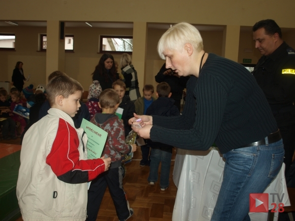 Policjanci uczą bezpieczeństwa na drodze i w sieci