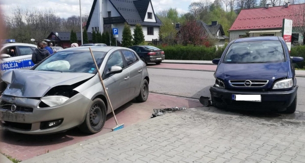Stłuczka dwóch samochodów w centrum miejscowości