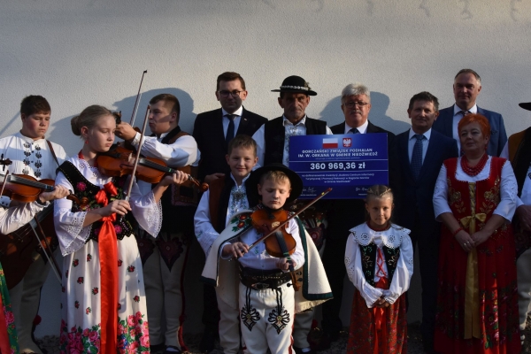 Wojewoda i parlamentarzyści przekazali czek na dofinansowanie zadania realizowanego przez Gorczański Oddział Związku Podhalan