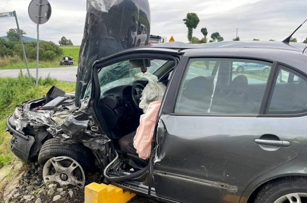 Czołowe zderzenie samochodów na "krajówce". Dwie osoby poszkodowane w wypadku