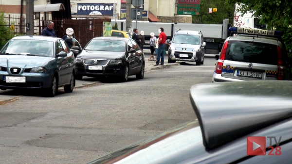 Mszana Dolna. Na tej ulicy każdy zatrzymuje się na chodniku i tylko na "pięć minut"