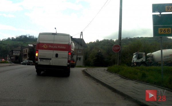 Mszana Dolna. Nie zatrzymała się na znaku STOP. Newralgiczne skrzyżowanie "działa" na kierowców