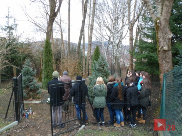 Młodzież z Mszany Dolnej pamięta o niewinnych żydowskich ofiarach