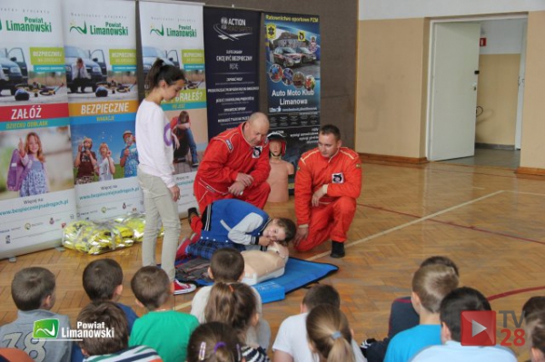 Bezpiecznie na drogach. Edukacja i pokazy w szkołach powiatu