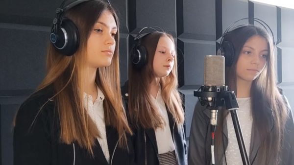 Marta, Sara i Vanessa śpiewają cover piosenki „Say Something”