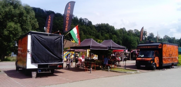 Food trucki zaparkowały na placu targowym