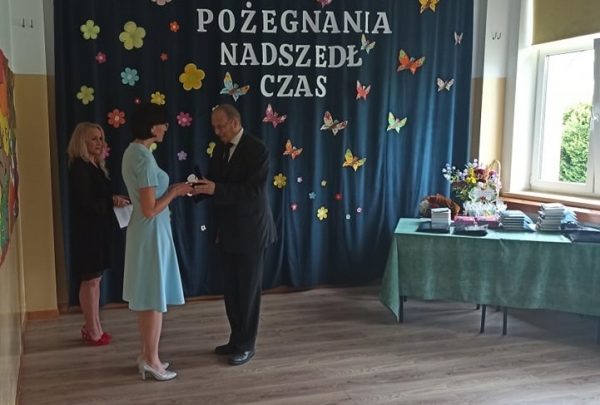 Anna Kęska i społeczność Szkoły Podstawowej w Podłopieniu docenione za opiekę nad cmentarzem wojennym nr 365 w Tymbarku