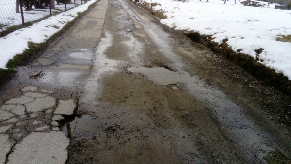 „Ktoś coś zaniedbał. Ktoś o tym zapomniał” – mówił Jan Szynalik o górnej części ulicy Słonecznej. Mieszkańcy poczekają jeszcze na naprawę drogi