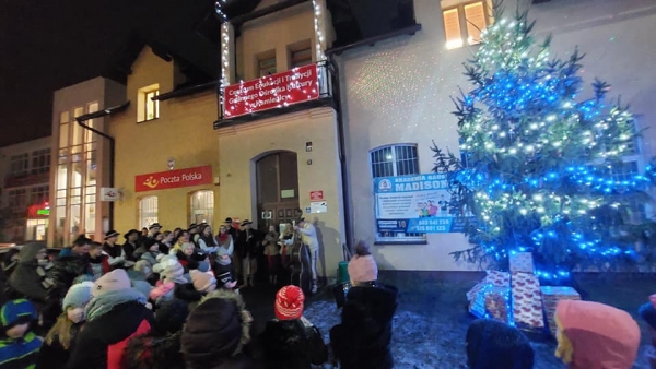 Świąteczna atmosfera zagościła w Kamienicy. Lokalna społeczność spotkała się wokół choinki