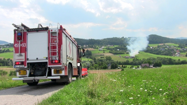 Doszczętnie spłonął budynek gospodarczy. Słup dymu było widać w promieniu kilkuset metrów