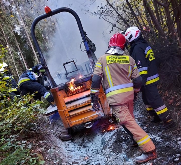 W lesie zapaliła się maszyna