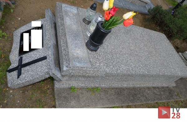 Ujanowice. Zdewastowali kilkanaście nagrobków na cmentarzu