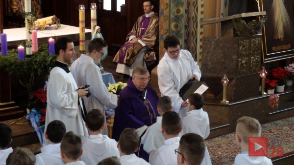 Mszana Dolna. Błogosławieństwo nowych lektorów w parafii Św. Michała Archanioła