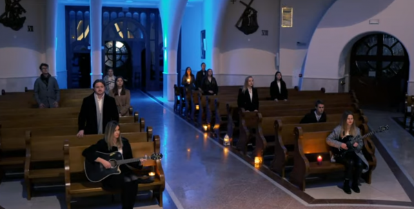 Zespół „Szema Adonai” śpiewa pieśń adwentową „Czekam na Ciebie, Jezu mój mały”. To utwór, który odzwierciedla oczekiwanie na lepsze dni