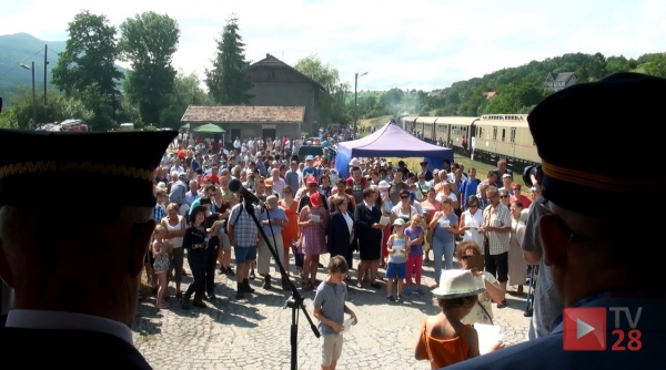 Rekord świata w śpiewaniu piosenki kolejowej pobity. Relacja z Galicyjskiego Pikniku Kolejowego w Dobrej