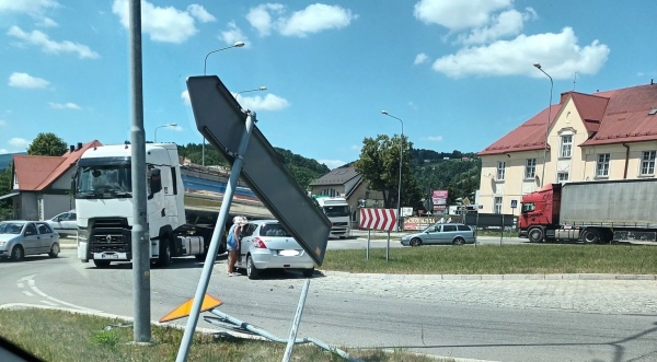 Kierująca ścięła znaki i wjechała na rondo