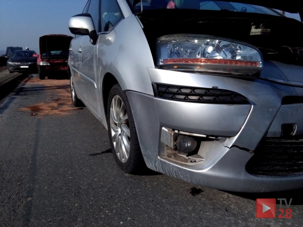 Kasinka Mała. Kolizja 4 samochodów osobowych na drodze wojewódzkiej