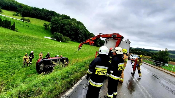 48-letnia kierująca nie zatrzymała się przed znakiem STOP. Samochód dachował