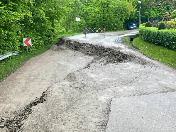 Niebezpieczne osuwisko na ulicy Paderewskiego powiększa się (ZDJĘCIA)