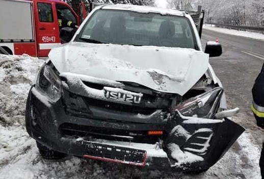 Dwie kolizje na drodze wojewódzkiej. Samochód staranował znak i uderzył w drzewo