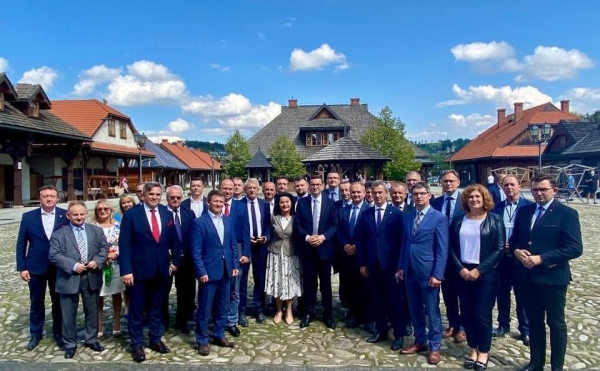 Premier Mateusz Morawiecki promował Polski Ład w Starym Sączu. W spotkaniu uczestniczyli też samorządowcy z Limanowszczyzny