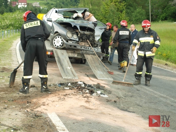 Lubomierz. Po "czółówce" strażacy musieli rozcinać karoserię aby wydobyć poszkodowanego