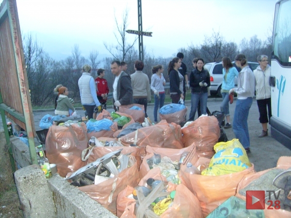 Mszana Dolna. Sprzątali śmieci wokół "dziurawej" ulicy