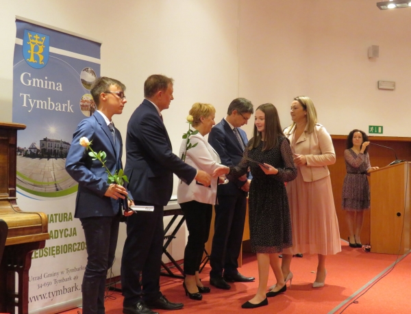 Uczniowie otrzymali stypendia za osiągnięcia w poprzednim roku szkolnym