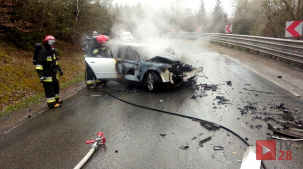 Zderzenie dwóch samochodów "Pod Ostrą". Jedno z nich spłonęło