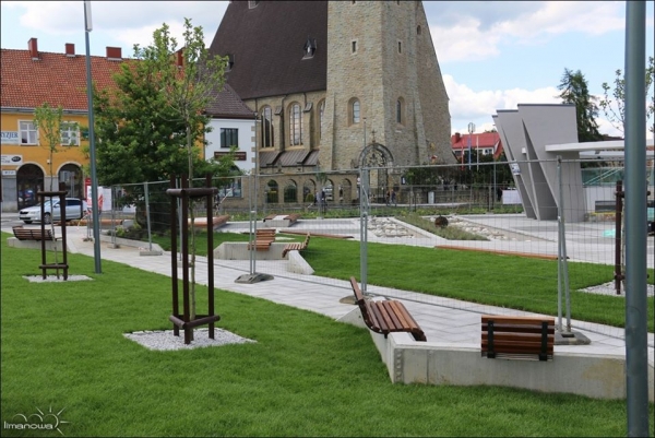 Zieleń i fontanna posadzkowa – tak zmienia się rynek