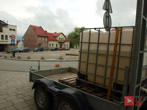 Mszana Dolna. Kupują wodę w sklepie. Nie chcą tej z rynku